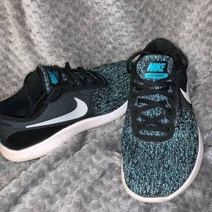 Nike women tennis shoes